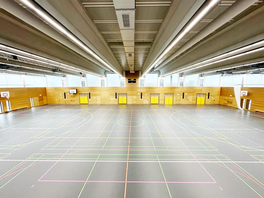 www.as-led.de-Dreifachturnhalle Realschule Herrsching mit EKL sport Lichtbändern - h.webp