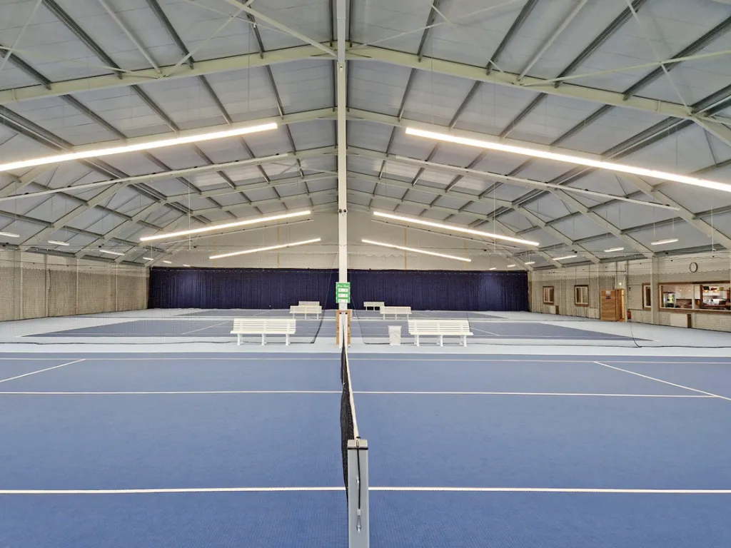 www.as-led.de-Ballwursichere und blendfreie Beleuchtung unterstreicht das wohnliche Ambiente im Tenniscenter Raaba.webp
